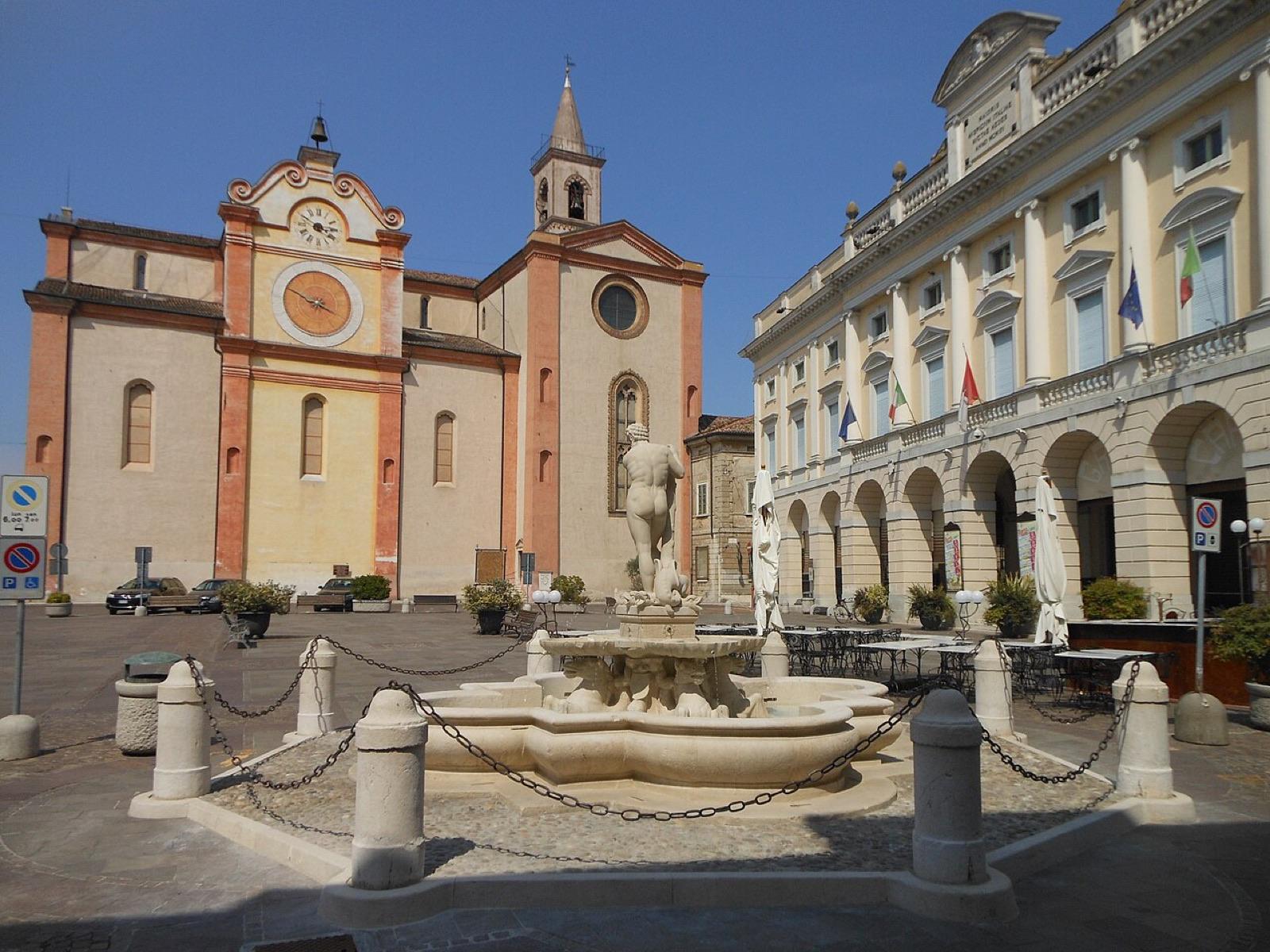 Piazza XX Settembre ad Asola, con la Fontana di Ercole, Sant’Andrea e il municipio