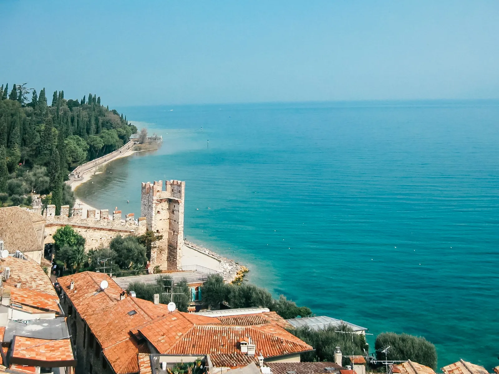 Sirmione e il lago di Garda dall’alto