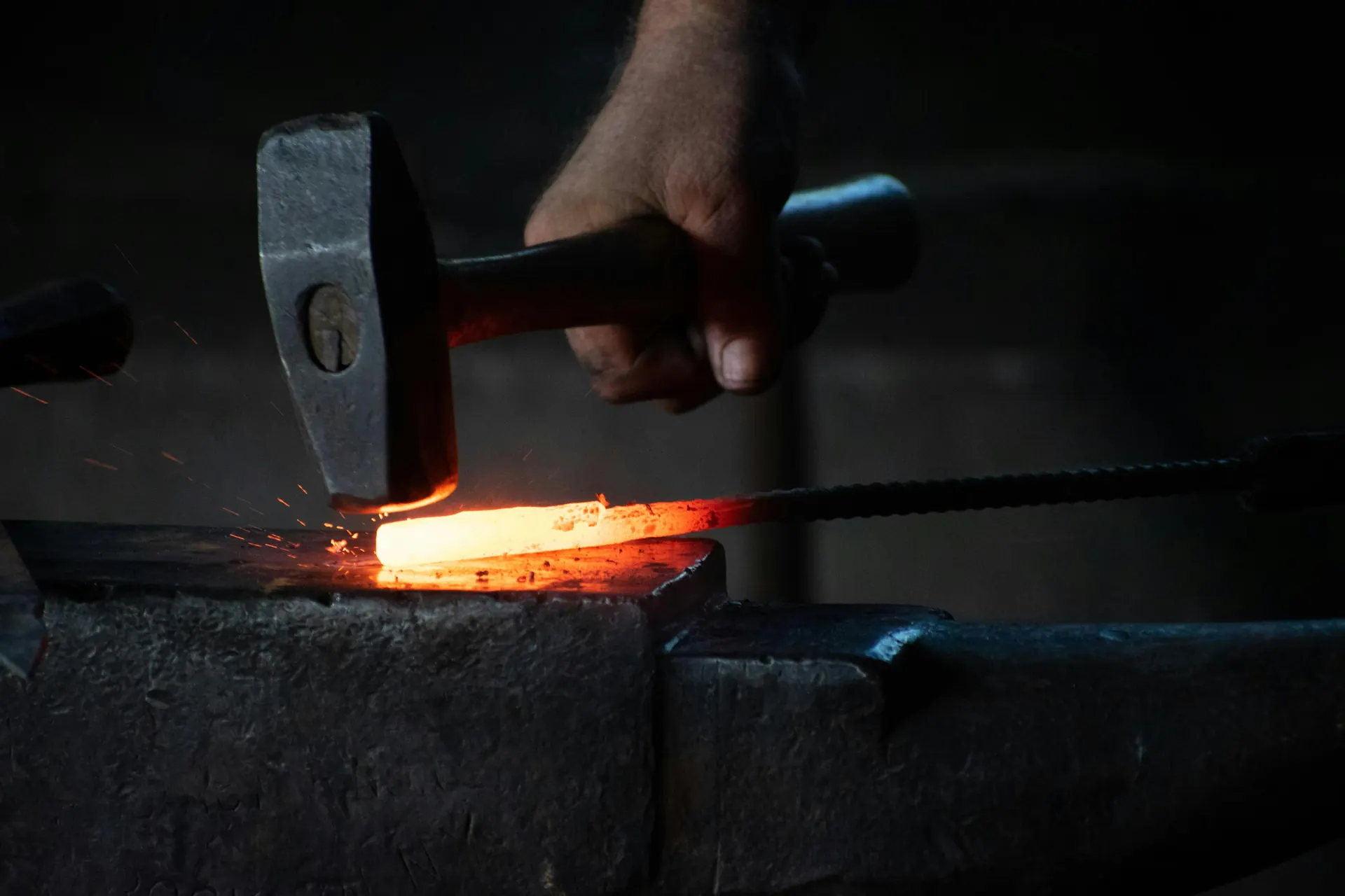 Ferro rovente sull’incudine.