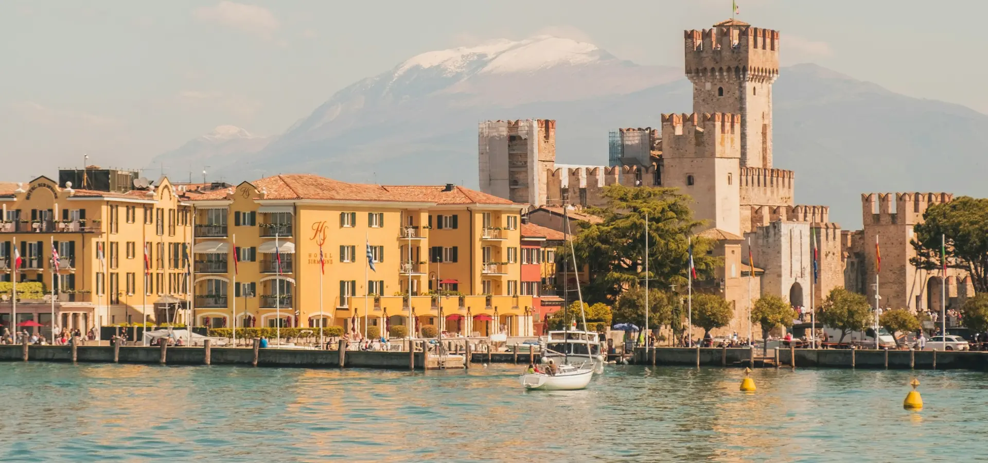 Sirmione e il castello visti dal lago di Garda.